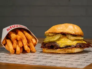 Hamburguesa cheese simple + papas fritas