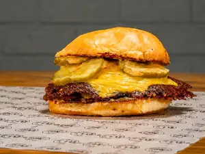 Hamburguesa cheese simple (sin papas)