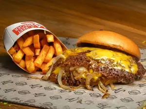 Hamburguesa fried onion doble + papas