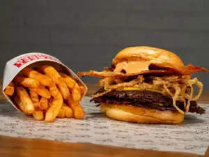 Hamburguesa street bacon doble + papas