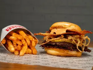 Hamburguesa street bacon simple + papas