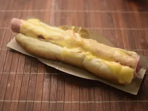 Súper pancho con jamón y queso