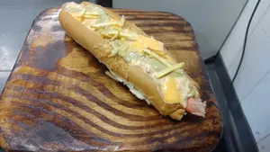 Súper pancho con piel y salsa