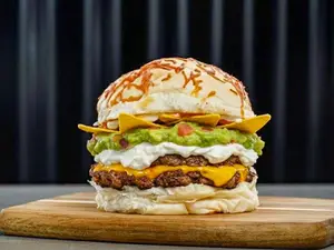 Mexican burger triple & papas