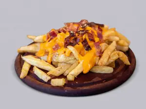Papas fritas cheddar y panceta
