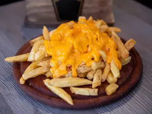 Papas Fritas con cheddar