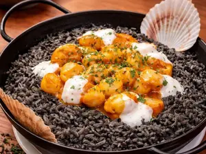 Arroz negro de lango y vieiras