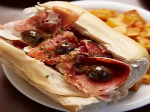 Sándwich de jamón crudo y aceitunas negras