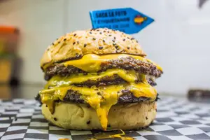 Burguer x3 cheddar con salsa
