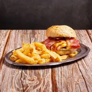 Hamburguesa casera c/ Panceta,cheddar y fritas