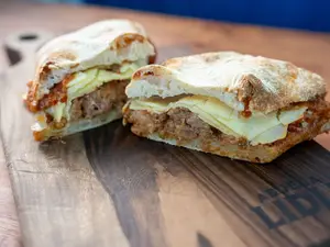 Albondigón con papas fritas