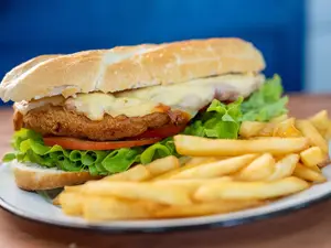 Mila completo de pollo con papas fritas