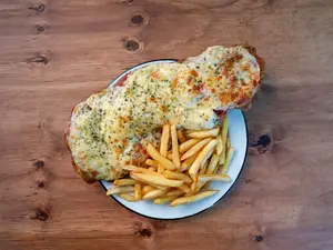 Milanesa de carne napolitana con guarnición