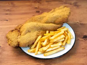 Milanesa de pollo con guarnición