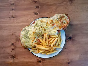 Milanesa de pollo napolitana con guarnición