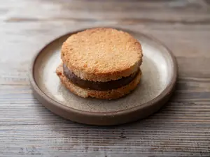 Alfajor de coco y dulce de leche sin tacc