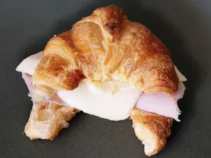 Medialuna de jamón y queso