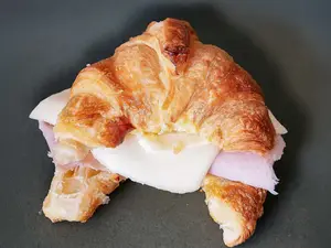 Medialuna de jamón y queso