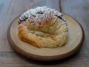 Medialuna rellena con dulce de leche