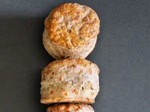 Scon de queso, albahaca y acei