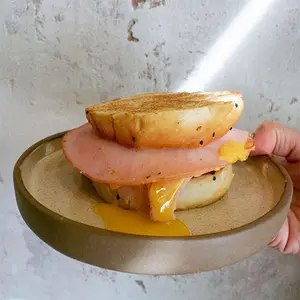 Tostado de lomito ahumado, queso cheddar y huevo a la plancha en pan brioche