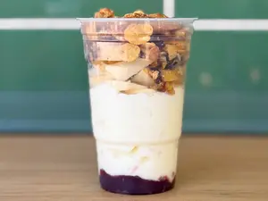 Yogurt con frutas, granola y miel