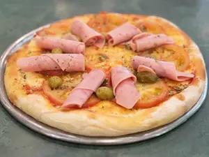 Pizza Napolitana Con Jamón