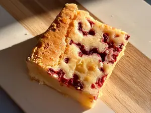 Cuadrado blondie con frambuesa