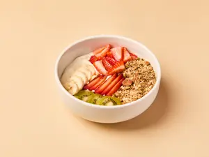 Yogurt con frutas de estación y granola