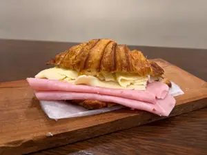 Crossaint de jamon y queso