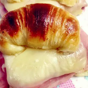 Media lunas de jamon y queso