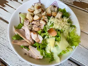 Ensalada caesar con pollo