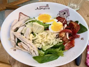 Ensalada con pollo y verdes