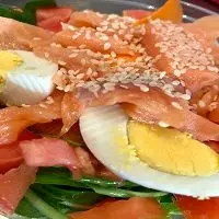 Ensalada con salmón ahumado