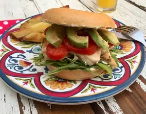Sándwich de pollo frio