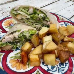 Wrap caesar de pollo con papas