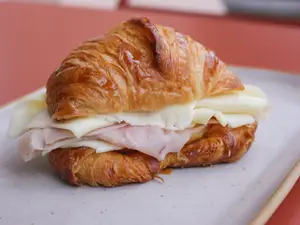Medialuna con jamón y queso