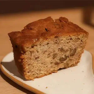 Porción de budín de banana y nuez