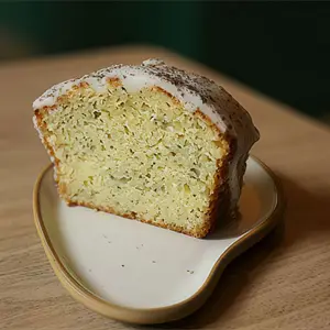 Porción de budín de limón y amapola