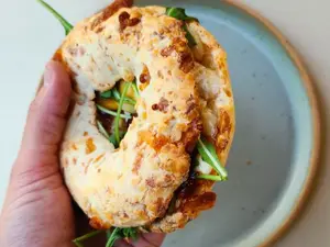 Chipá enroscado con brie