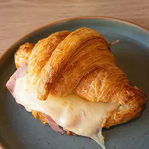 Croissant con jamón y queso