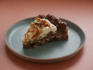 Porción torta nuez, dulce de leche y crema