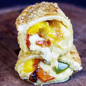 Empanada de Provoleta y Morrones Asados Frita