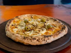 Pizza individual de fugazza con queso