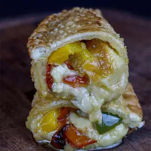 Empanada de Provoleta y Morrones Asados al Horno