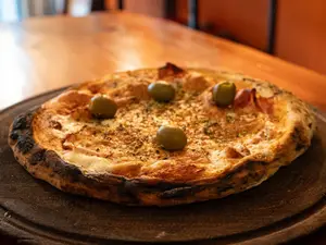 Pizza individual con jamón y muzzarella