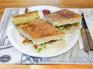 Sándwich pollo y tomates secos