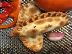 Empanada de queso y cebolla