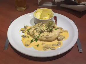 1/4 de pollo champignon con papas a la crema