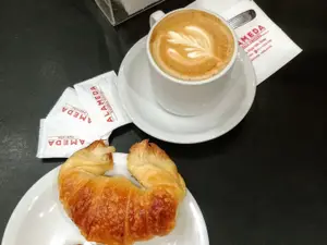 Café Con Leche + Dos Medias Lunas
